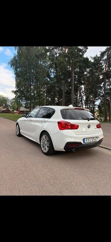 Vit Begagnad 2016 BMW 116 M Sport Halvkombi | 129 000 kr (Marknadspris) - Bild 1/4