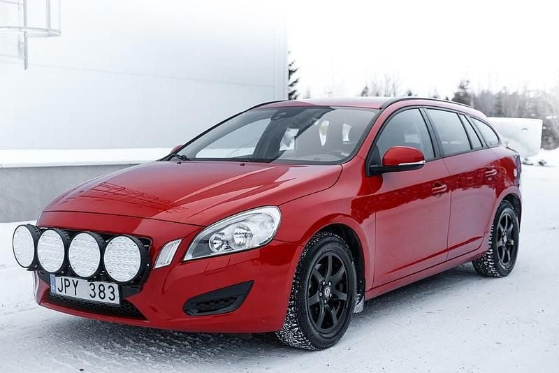 Röd Begagnad 2011 Volvo V60 Kinetic Kombi | 59 900 kr (Lite dyr) - Bild 1/4
