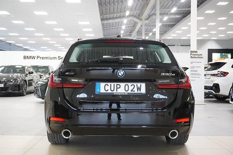 Begagnad BMW 330e Shadowline 184 HK (135 kW) 2022 Svart Kombi