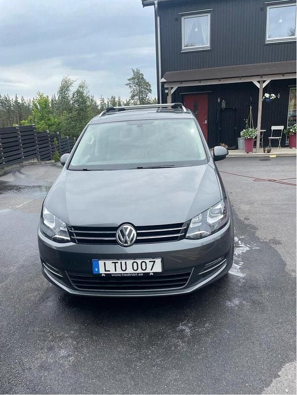Grå Begagnad 2017 VW Sharan Minibuss | 219 000 kr (Marknadspris) - Bild 1/4