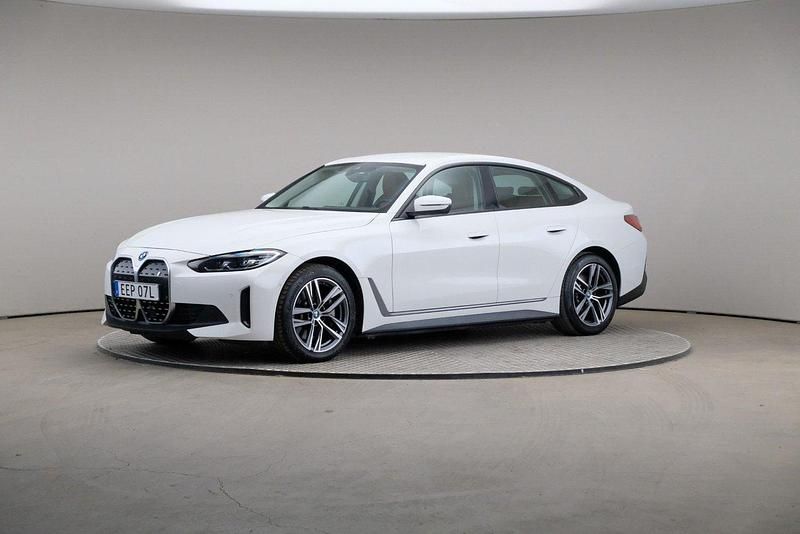 Vit Begagnad 2022 BMW i4 Sedan | 379 000 kr (Marknadspris) - Bild 1/4