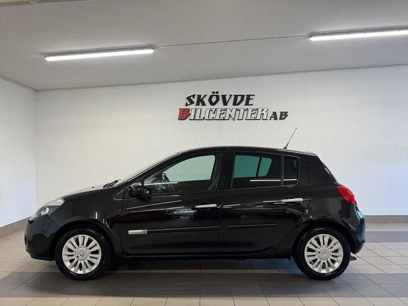 Svart Begagnad 2011 Renault Clio II Halvkombi | 54 500 kr (Dyr) - Bild 1/4