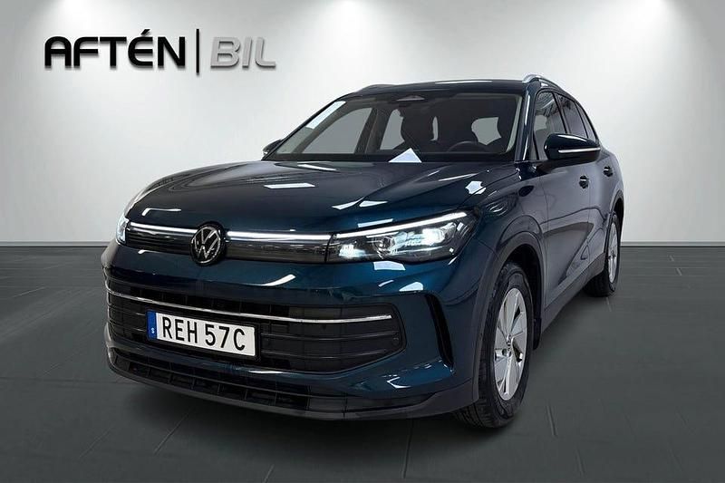Blå Begagnad 2024 VW Tiguan SUV | 349 800 kr (Marknadspris) - Bild 1/3