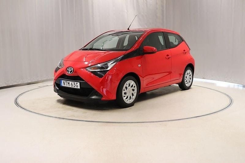 Röd Begagnad 2020 Toyota Aygo X-play Halvkombi | 114 800 kr (Marknadspris) - Bild 1/4