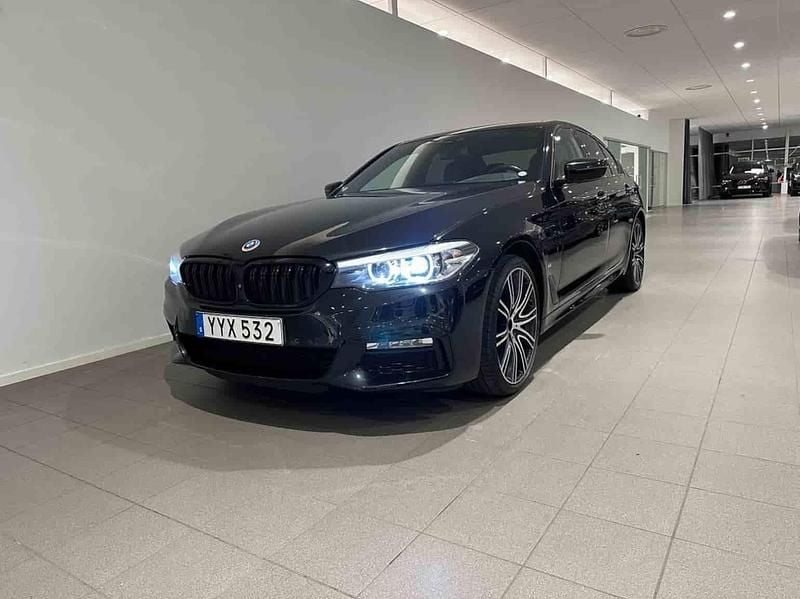 Svart Begagnad 2018 BMW 530e iPerformance Sedan | 259 500 kr (Lite dyr) - Bild 1/1