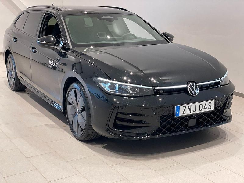 Svart Begagnad 2025 VW Passat R-line Kombi | 544 900 kr - Bild 1/4