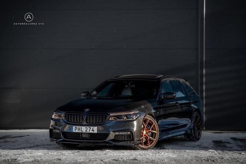 Grå Begagnad 2018 BMW 540 M Sport Kombi | 439 900 kr (Dyr) - Bild 1/4