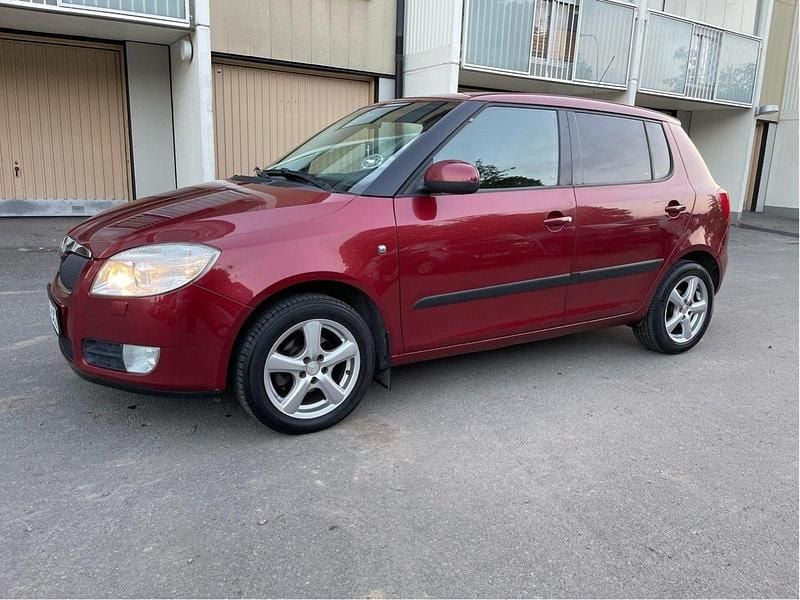 Röd Begagnad 2009 Skoda Fabia Halvkombi | 28 500 kr (Bra pris) - Bild 1/4