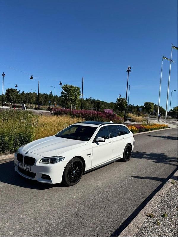 Vit Begagnad 2016 BMW 530 M Sport Kombi | 269 000 kr (Dyr) - Bild 1/4