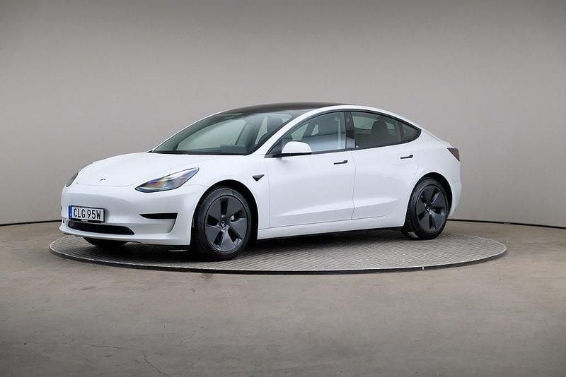 Vit Begagnad 2021 Tesla Model 3 Standard Range Plus Sedan | 265 000 kr (Marknadspris) - Bild 1/4