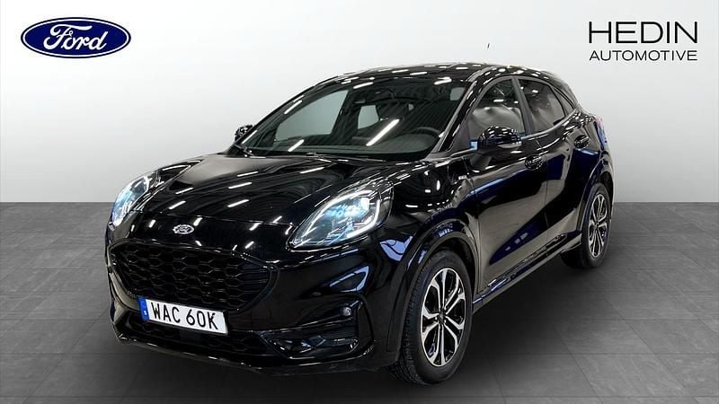Svart (black) Begagnad 2022 Ford Puma ST-Line Halvkombi | 219 900 kr (Marknadspris) - Bild 1/4