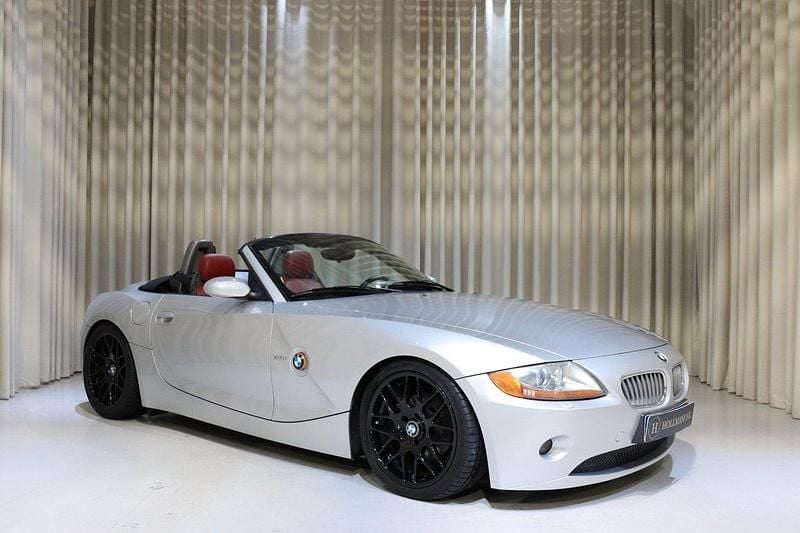 Ljusgrå Begagnad 2003 BMW Z4 Cab | 129 900 kr (Bra pris) - Bild 1/4