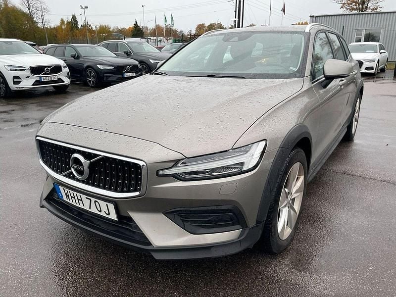 Grå (pebble grey metallic) Begagnad 2022 Volvo V60 CC Kombi | 329 000 kr (Marknadspris) - Bild 1/2