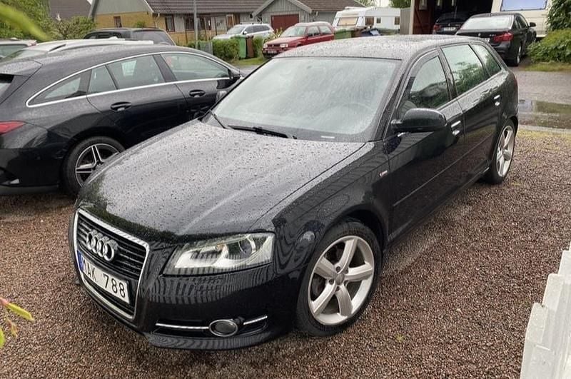 Svart Begagnad 2012 Audi A3 Sportback Comfort Halvkombi | 72 000 kr (Marknadspris) - Bild 1/4