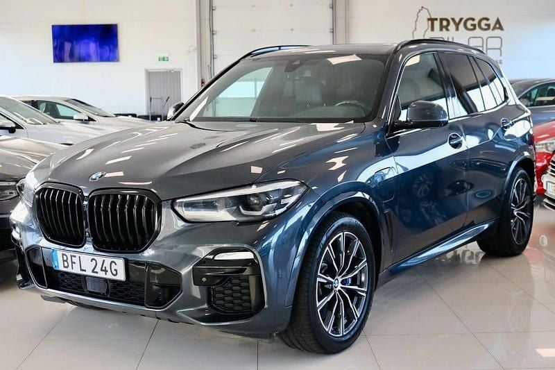 Grå Begagnad 2021 BMW X5 iPerformance SUV | 479 000 kr - Bild 1/4