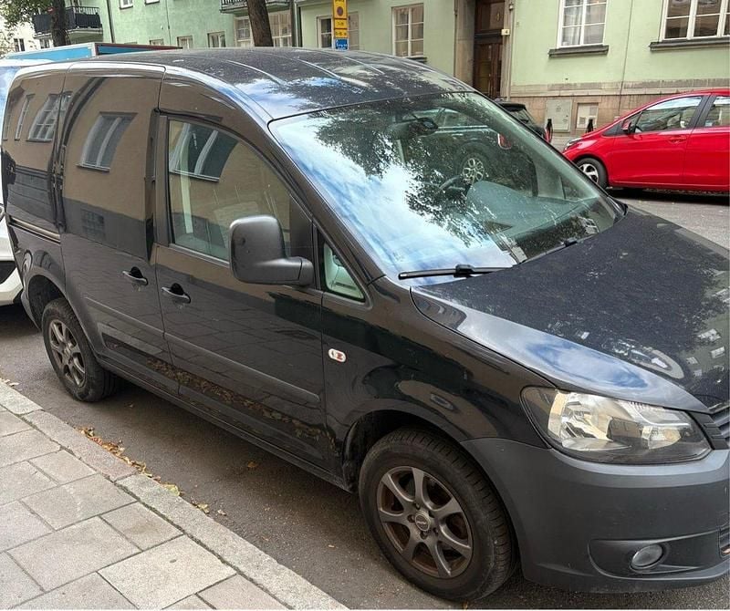 Svart Begagnad 2011 VW Caddy Minibuss | 75 000 kr (Bra pris) - Bild 1/4