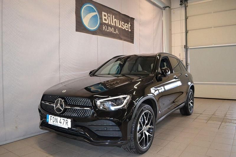 Svart Begagnad 2021 Mercedes GLC300e AMG line SUV | 379 000 kr (Marknadspris) - Bild 1/4