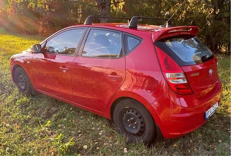 Röd Begagnad 2008 Hyundai i30 Halvkombi | 31 000 kr (Marknadspris) - Bild 1/4