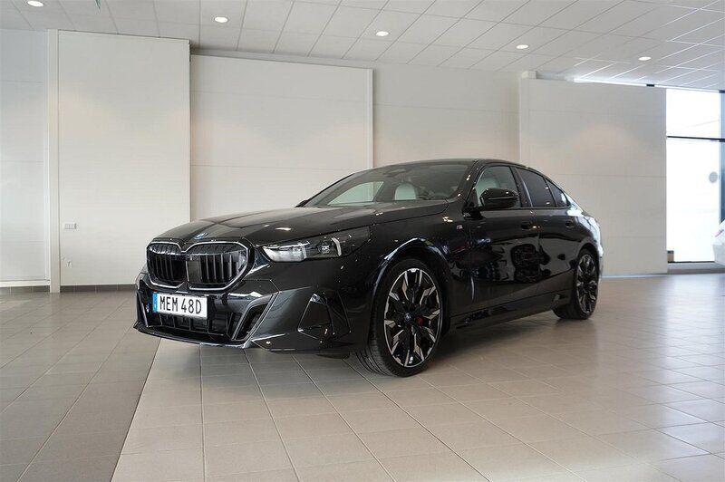 Okänd Ny 2025 BMW 550e Efficient Dynamics Sedan | 1 029 600 kr (Marknadspris) - Bild 1/4