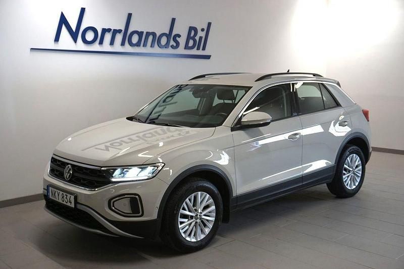 Grå (ascot grey) Begagnad 2023 VW T-Roc Life SUV | 289 000 kr (Marknadspris) - Bild 1/2