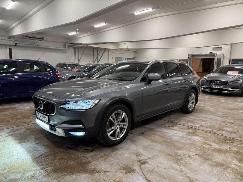 Grå Begagnad 2017 Volvo V90 CC Inscription Kombi | 239 900 kr (Marknadspris) - Bild 1/4