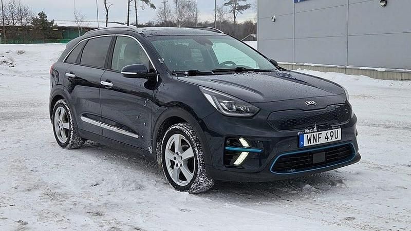 Begagnad Kia e-Niro Advance 150 kW (204 HK) 2021 Blå SUV