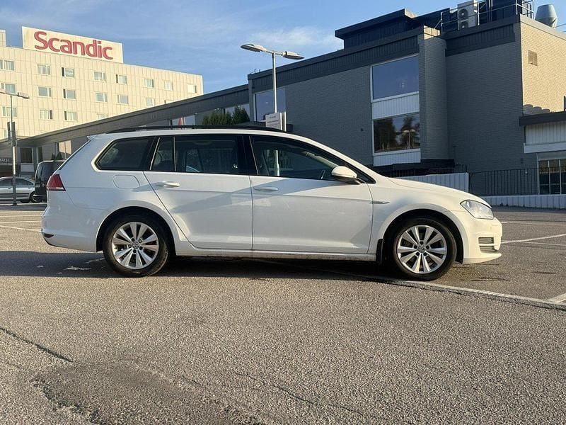 Vit Begagnad 2016 VW Golf VII Kombi | 75 000 kr (Superpris) - Bild 1/4