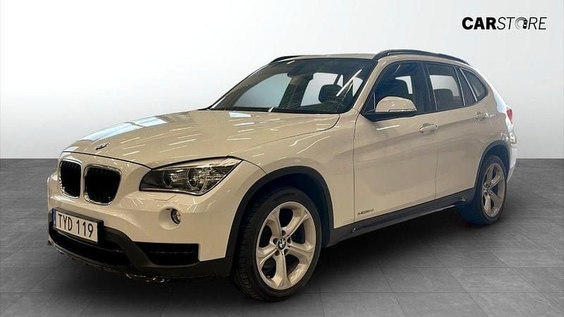 Vit Begagnad 2015 BMW X1 Sport Line SUV | 149 900 kr (Superpris) - Bild 1/4