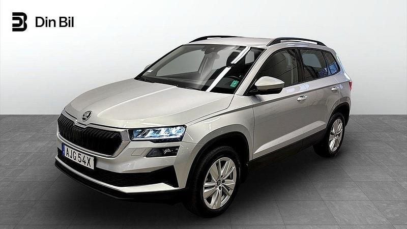 Silver (brilliant silver metallic) Begagnad 2024 Skoda Karoq Selection SUV | 329 900 kr (Marknadspris) - Bild 1/4