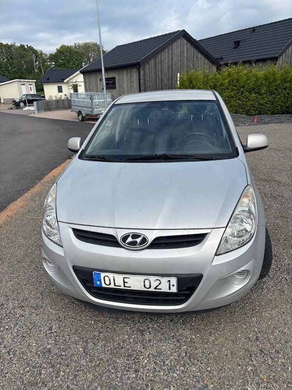 Silver Begagnad 2009 Hyundai i20 Select Halvkombi | 40 000 kr (Superpris) - Bild 1/4