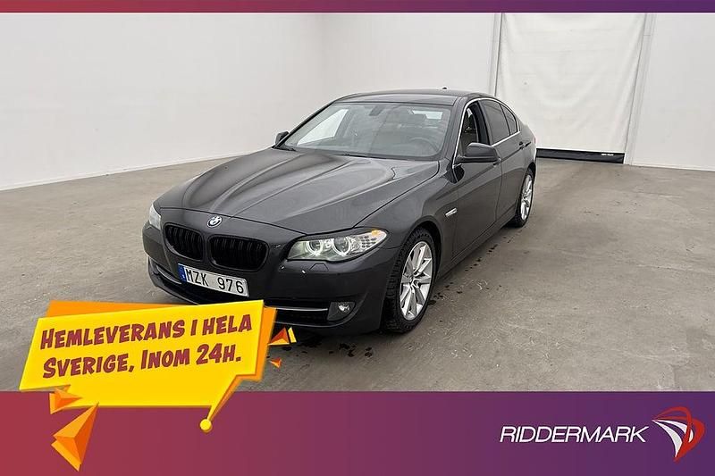 Grå Begagnad 2012 BMW 520 Sedan | 149 800 kr (Lite dyr) - Bild 1/3