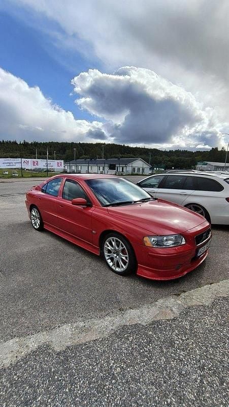 Röd Begagnad 2005 Volvo S60 Momentum Sedan | 55 000 kr (Marknadspris) - Bild 1/4