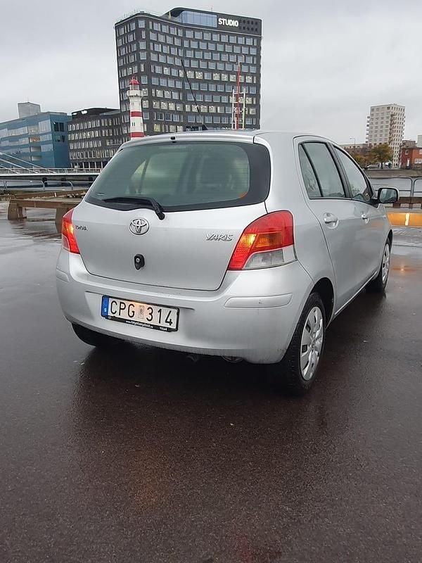 Begagnad 2009 Toyota Yaris Halvkombi | 24 000 kr (Bra pris) - Bild 1/4