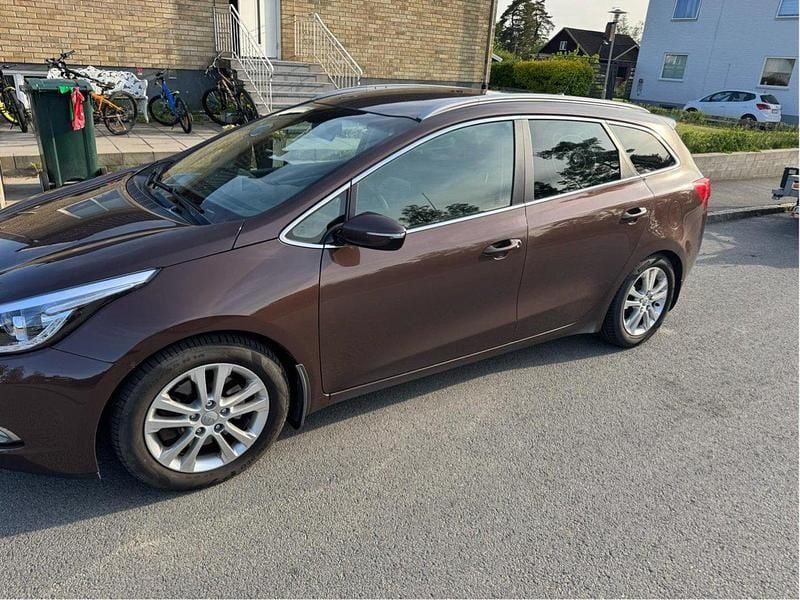 Brun Begagnad 2013 Kia Ceed Kombi | 60 000 kr (Lite dyr) - Bild 1/4