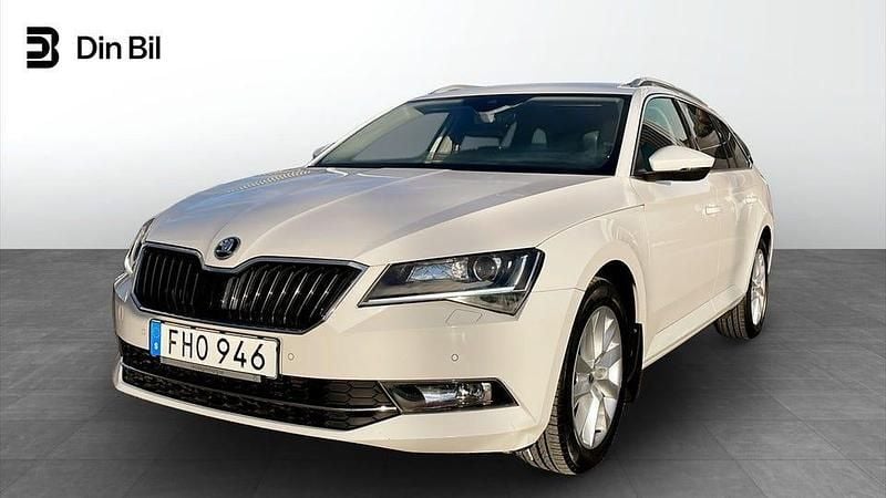 Vit Begagnad 2018 Skoda Superb Style Kombi | 229 900 kr (Marknadspris) - Bild 1/4