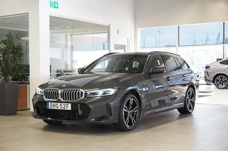Grå Begagnad 2024 BMW 330e M Sport Kombi | 559 800 kr - Bild 1/4