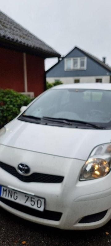 Vit Begagnad 2009 Toyota Yaris Halvkombi | 25 000 kr (Marknadspris) - Bild 1/4