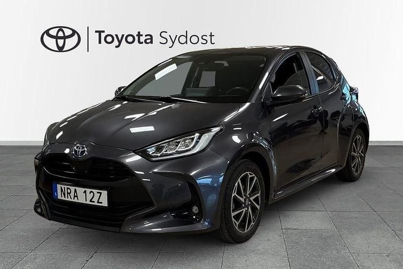 Begagnad Toyota Yaris Hybrid Active 117 HK (86 kW) 2023 Grå