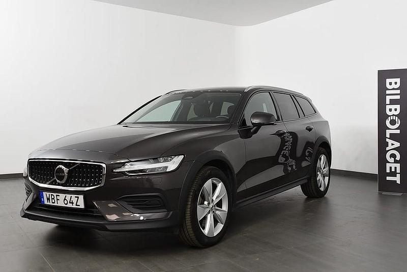 Grå Begagnad 2024 Volvo V60 CC Core Kombi | 409 800 kr (Superpris) - Bild 1/4
