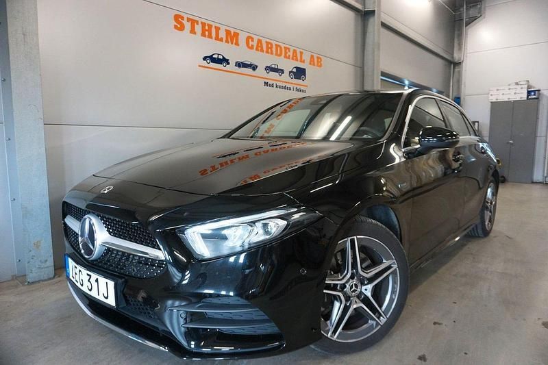 Svart Begagnad 2021 Mercedes A250 AMG Halvkombi | 309 900 kr (Marknadspris) - Bild 1/4