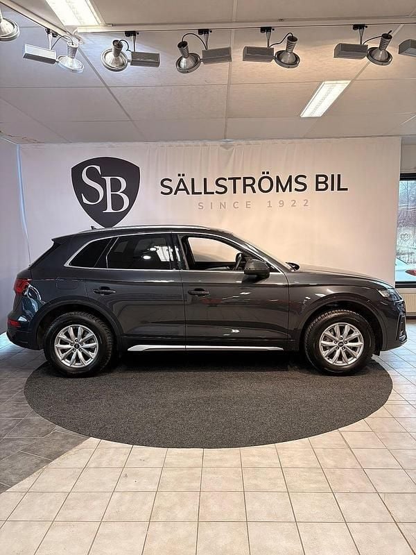 Grå Begagnad 2024 Audi Q5 Comfort SUV | 469 900 kr (Marknadspris) - Bild 1/4