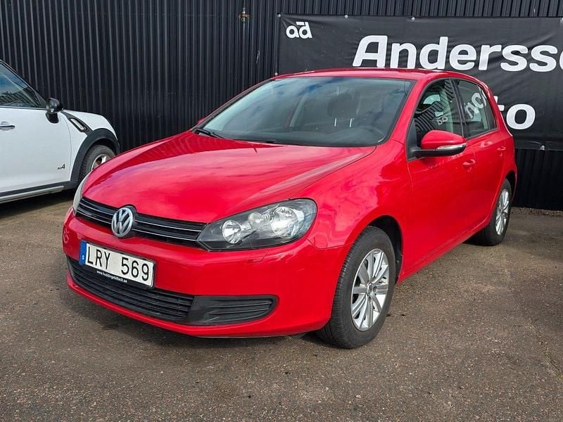 Röd Begagnad 2011 VW Golf VI Halvkombi | 64 900 kr (Marknadspris) - Bild 1/4