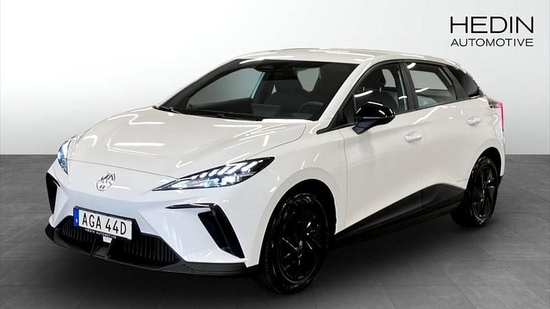 Vit (white) Begagnad 2022 MG MG4 EV Halvkombi | 259 900 kr - Bild 1/4