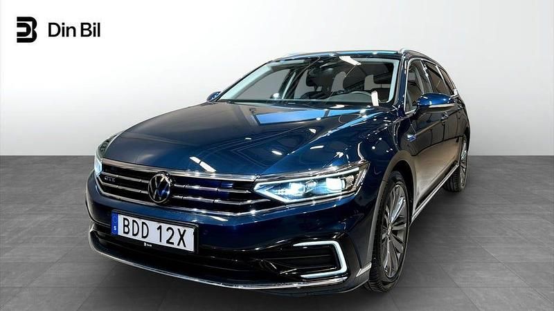 Blå Begagnad 2023 VW Passat Business Kombi | 349 900 kr (Marknadspris) - Bild 1/4