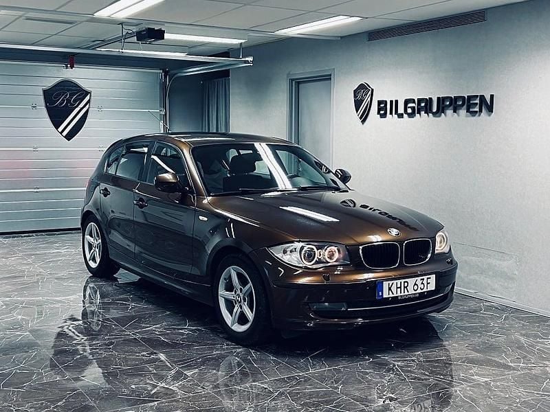 Brun Begagnad 2011 BMW 116 Advantage Halvkombi | 79 900 kr (Lite dyr) - Bild 1/4