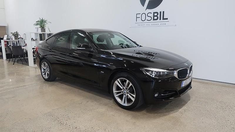 Svart Begagnad 2017 BMW 320 Gran Turismo Sport Line Halvkombi | 159 900 kr (Marknadspris) - Bild 1/3