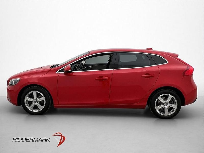Begagnad Volvo V40 Momentum 150 HK (110 kW) 2014 Röd Halvkombi