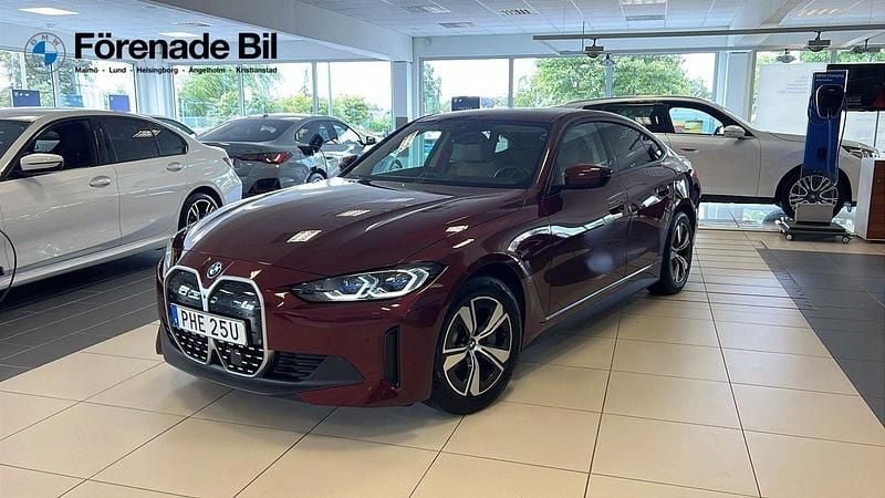 Röd Begagnad 2022 BMW i4 Sedan | 419 000 kr (Bra pris) - Bild 1/4
