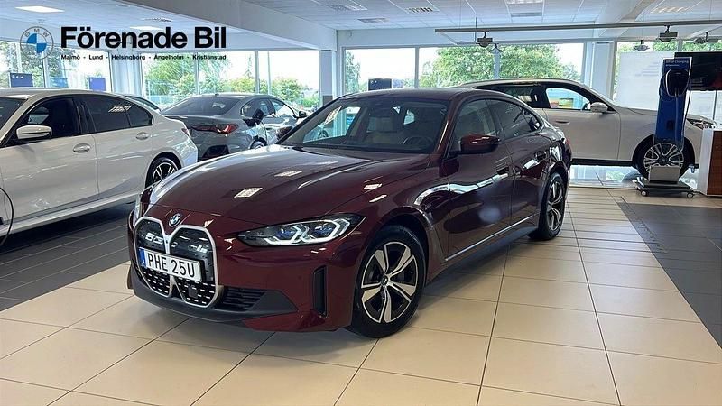 Röd Begagnad 2022 BMW i4 Sedan | 434 900 kr (Marknadspris) - Bild 1/4