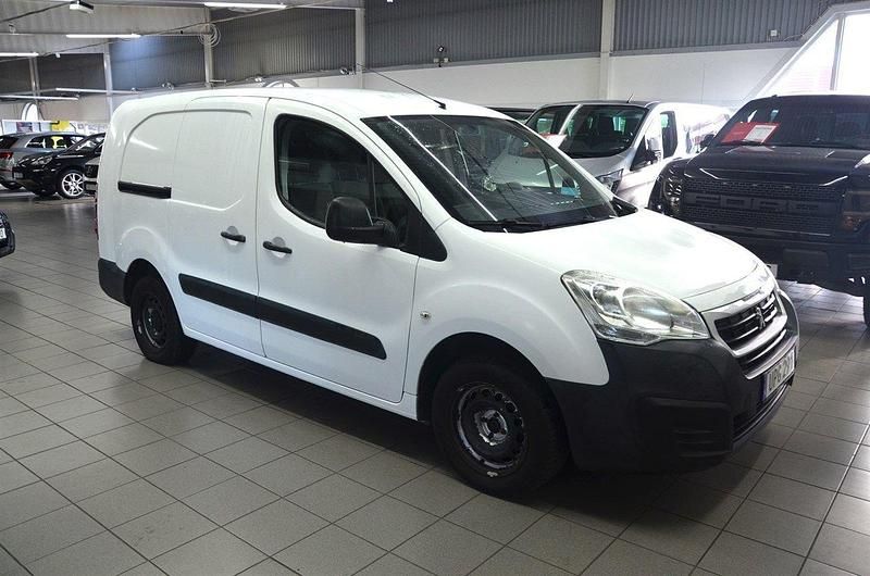 Vit Begagnad 2017 Peugeot Partner Van | 109 900 kr (Lite dyr) - Bild 1/4